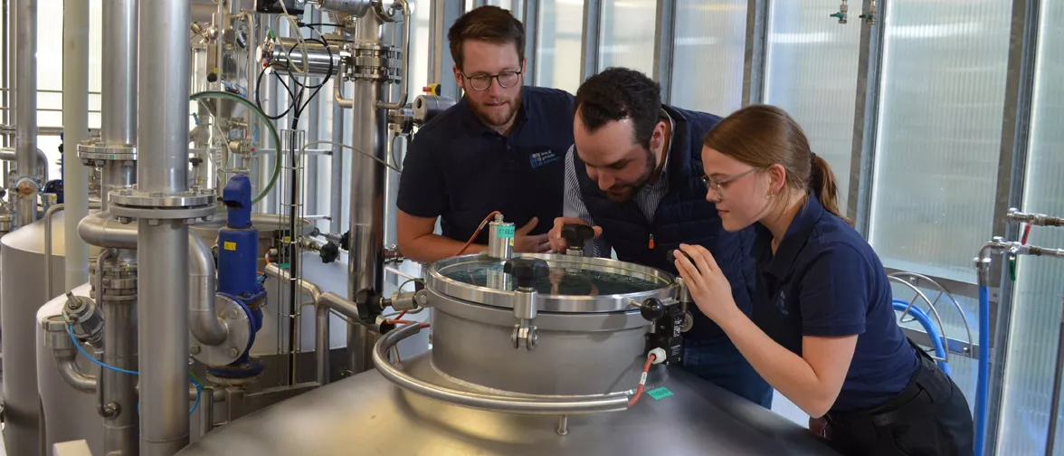 Studierende in der Forschungsbrauerei Weihenstephan Studierende des Bachelors Brauwesen und Getränketechnologie in der Versuchsbrauerei Weihenstephan